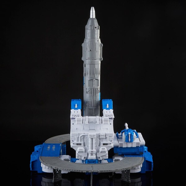 Transformers Generations Selects Titan Class Guardian Robot Lunar Tread  (7 of 39)